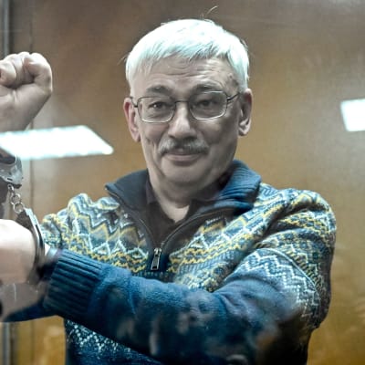 Människorättskämpen Oleg Orlov, medordförande för den Nobelprisbelönade Memorial-gruppen, ses handfängslad efter att ha dömts till två och ett halvt års fängelse anklagad för att upprepade gånger "misskreditera" den ryska armén, i Moskva den 27 februari 2024.