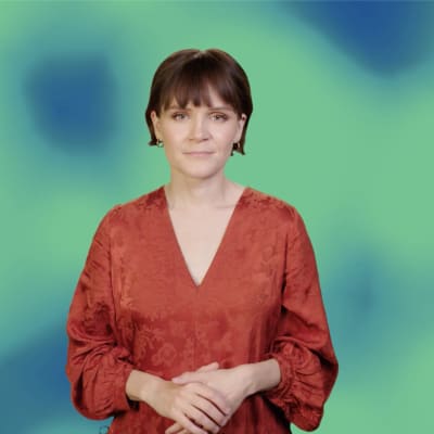 Ronja Salmi oranssipunertavassa asussa