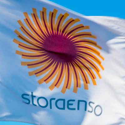 Stora Ensos flagga med logo fladdrar i vinden.