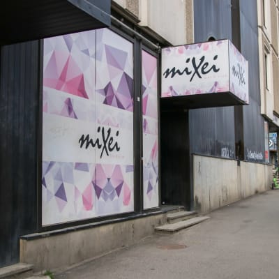 Mixei-baarin sisäänkäynti ja julkisivu kuvattuna kesäisenä päivänä. 