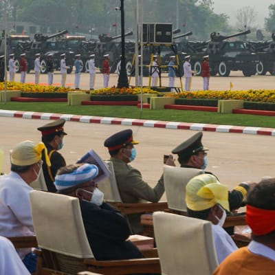 Militärledare och gäster följde med den årliga militärparaden i huvudstaden Naypyidaw på lördagen. 