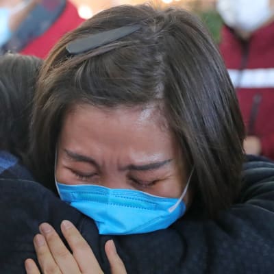 Kina har skickat över 20 000 läkare och sjukskötare till Wuhan och Hubei och ännu fler är på väg. Dessa läkare från provinsen Liaoning tar farväl av varandra på flygplatsen i Shenyang inför flyget till Wuhan.