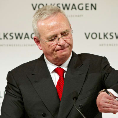 Volkswagens före detta vd Martin Vinterkorn tittar på sin telefon under en presskonferens i Stuttgart.