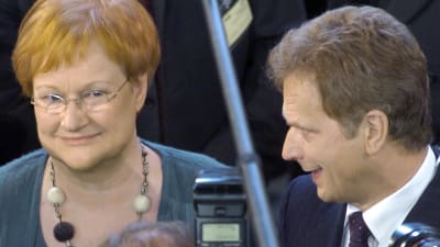 Ehdokkaat Tarja Halonen ja Sauli Niinistö kuvattuna vuoden 2006 presidentinvaalien ensimmäisen äänestyskierroksen vaalivalvojaisissa.