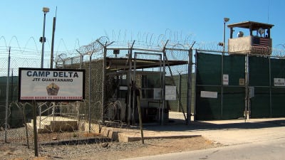 Bild av taggtrådsstängslet som omgärdar Camp Delta i Guantanamo Bay.