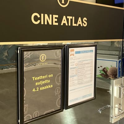 Cine Atlaksen ovessa kyltti, jossa lukee, että elokuvateatteri on suljettu 4.2. asti.