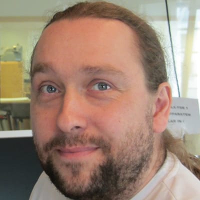 Mathias Gustafsson är redaktör på Svenska Yle och arbeter för Radio Vega Östnyland.