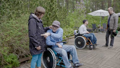Marianne, Markus, Robin och Jyrki Pinomaa träffas för första gången på riktigt efter att ha umgåtts via digitala hjälpmedel i tre månader.