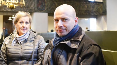 en man sitter i kyrkbänken inuti Borgå domkyrka.