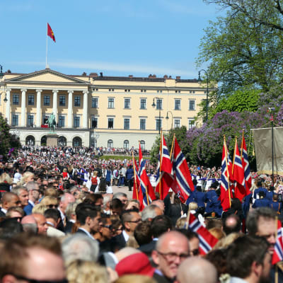 Oslos gator är fyllda till bredden under sjuttonde maj.