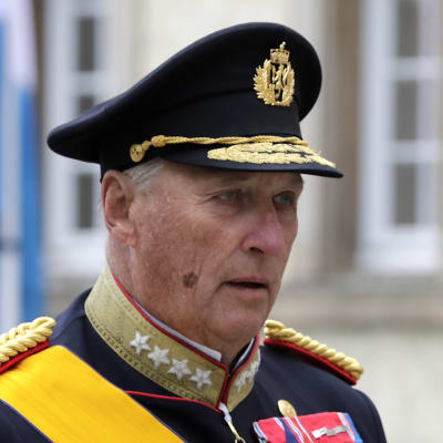 Norges kung harald införd uniform med medaljer.