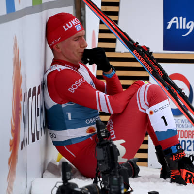 Aleksandr Bolshunov pyyhkii kyyneleitä.