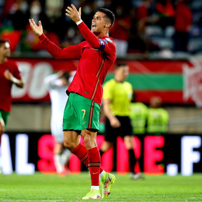 Christiano Ronaldo tuulettaa maalia Portugal-Irlanti -ottelussa jalkapallon MM-karsinnoissa.