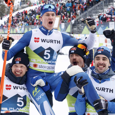 Finland firar VM-silver i stafett.