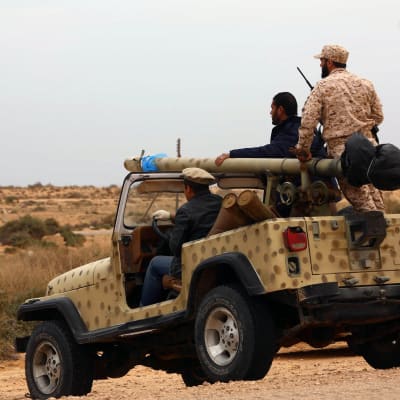 Rebeller som bekämpar Islamiska staten IS fotograferade i utkanten av Sirte den 16 mars 2015.