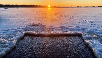 Is på havet och solnedgång.