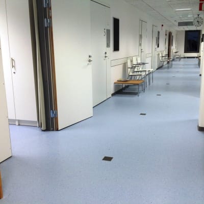 En tom korridor i Nickby hälsostation.