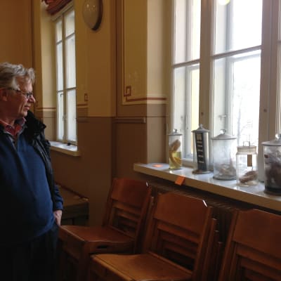 Wenzel Hagelstam tittar på saker som såldes då Norsen höll auktion.