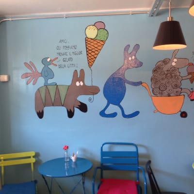 Väggmålning i serieteckningsstil med djur som äter glass.