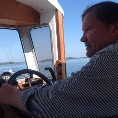 Miljöchef Gustav Munsterhjelm i Raseborg rattar en av Havsmanualens båtar.