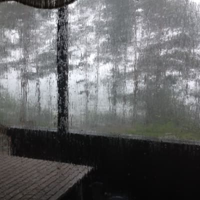 Regnet öser ner i Houtskär