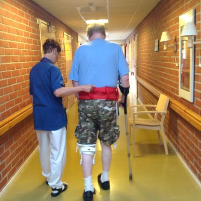 Fysioterapeut Kerstin Jerima promenerar med klient på Ebbo åldringshem