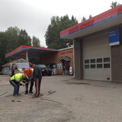 Jordmånsprov tas vid en bränslemack i Sjundeå.