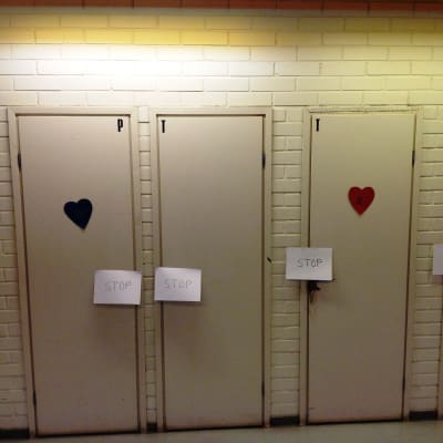 Avstängda toaletter i skola.
