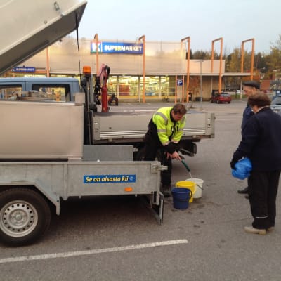 Påfyllning av vatten i Söderkulla