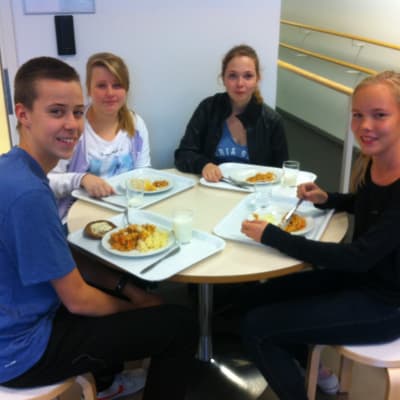 Elever på lunch i Åshöjdens grundskola