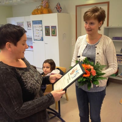 Nina Saarela belönar Sussi Backman med diplom.