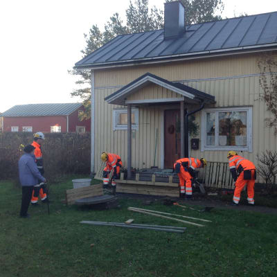 Studerande på yrkesskolan Optima bygger en ny trappa åt Lindis Kåll i Jakobstad.