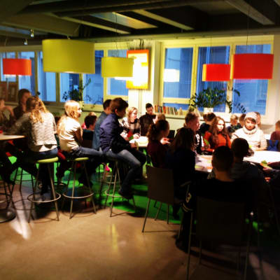 Skolelever på evenemanget "Hörs de ungas röst?" på Zentra i Borgå.