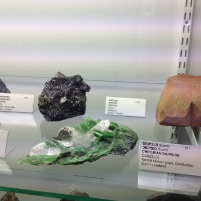 Diopsid från Outokumpu. Man har hittat kring 670 olika mineral i Finland.