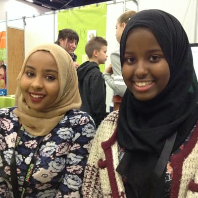 Sahra Mohamed, 15, och Amaal Ahmed-Nur, 17, deltog i evenemanget Reaktori för att locka ungdomar med till föreningen Kanava Nuoriso, som jobbar för att invandrarungdomar inte ska känna sig utanför samhället.
