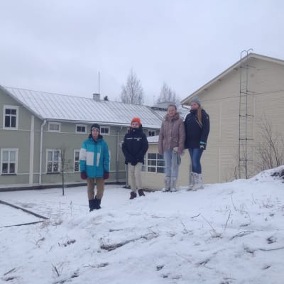 Sami Hämäläinen, Ville Viisteensaari, Fransa Finnilä och Mia Lillhonga står på Vittsar skolas pulkabacke som döljer ett nergrävt hus.