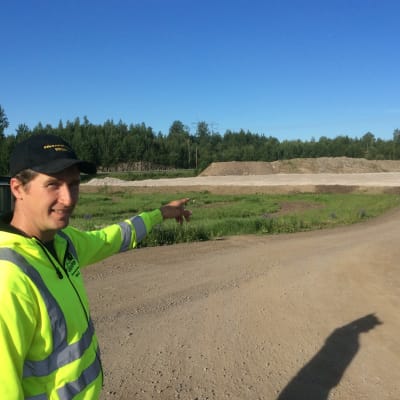 Alexander Wiik visar den kommande parkeringsplatsen.