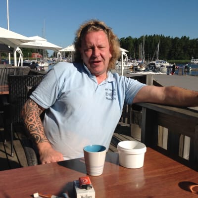 Magnus Ekström driver cafét, restaurangen och fiskförädlingshallen i Hangöby hamn.