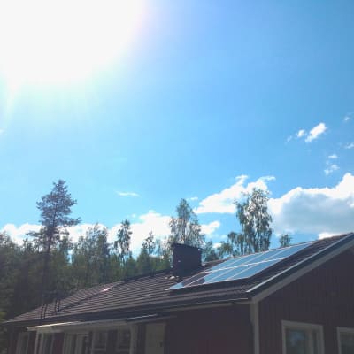 Solpaneler på hustak.