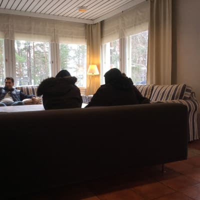 Äldre damer sitter i soffan i hotell Mäntyniemi i Pyttis