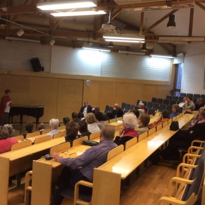 Publik under invånarmötet i Karis gällande Raseborgs social- och hälsovård i framtiden.