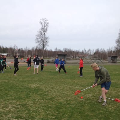 Lacrosse vid Ådalens skola i Kronoby.