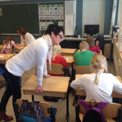 Skolgångsbiträde Denise Lönnroth hjälper till med matematikuppgifter