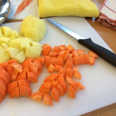 Koka morötter och potatis, mixa och babymaten är klar.