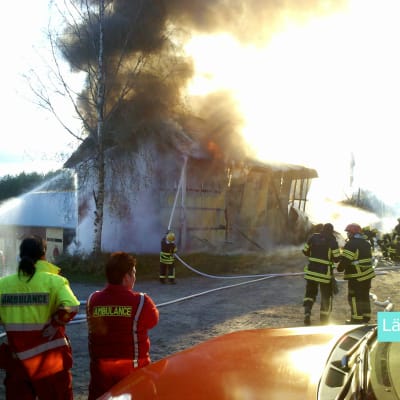 Matias skickade in en läsarbild på en brand i Snåre, Kronoby. En spannmålstork brann.