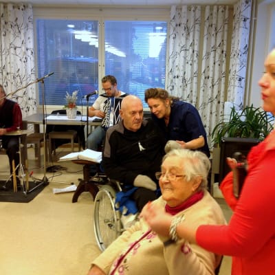 Dans på Furuåsenss aktivitetscenter