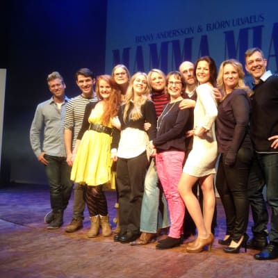 På fredagen avslöjades vem som har huvudrollerna i Svenska Teaterns uppsättning av Mamma Mia.