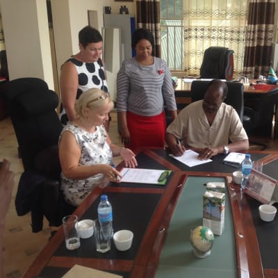 Yhteistyösopimuksen allekirjoittaminen Tansaniassa.