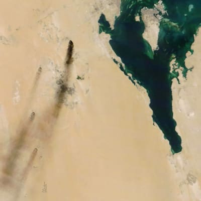 Satelliittikuva Saudi-Arabian itäosassa palavista öljylaitoksista.