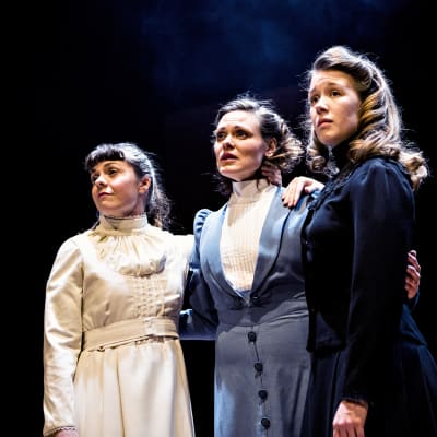 Susanne Marins, Tove Qvickström och Tinja Sabel i "Tre systrar och en berättelse".